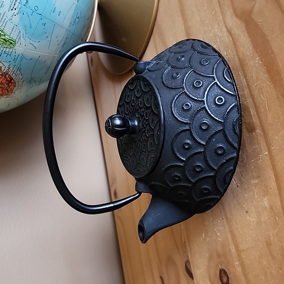 Black cast iron teapot with infuser basket - Picture 4 of 12